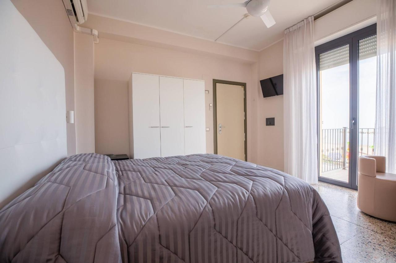 Hotel Deanna เบลลาเรีย-อีเจอา มารีนา ภายนอก รูปภาพ