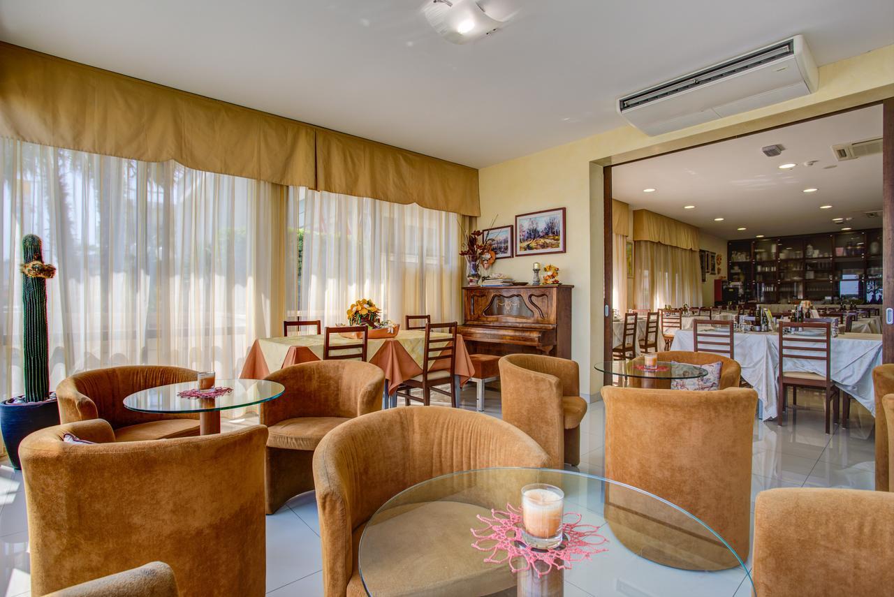 Hotel Deanna เบลลาเรีย-อีเจอา มารีนา ภายนอก รูปภาพ
